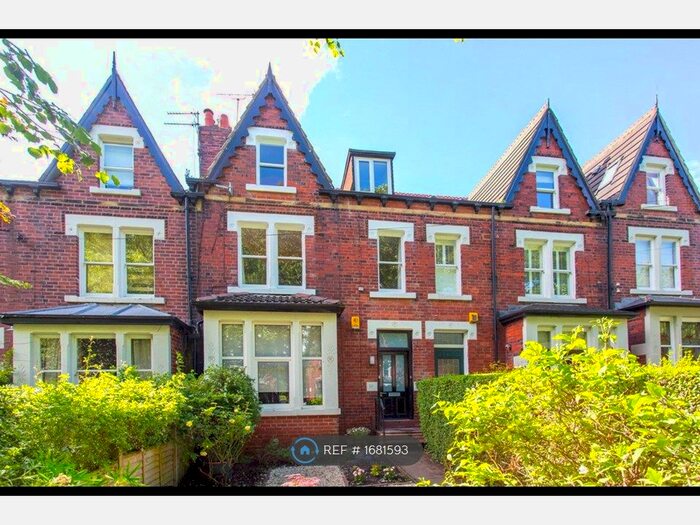 3 Bedroom Flat To Rent In Roundhay, Leeds, LS8