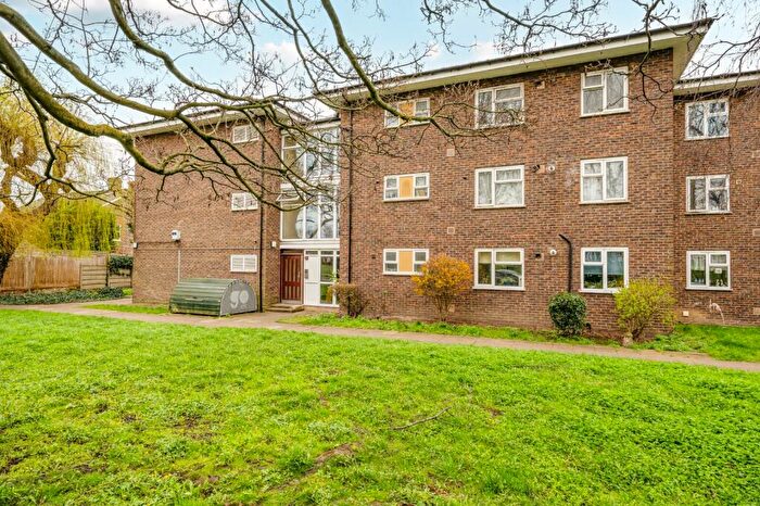 3 Bedroom Flat To Rent In Mill Place, Kingston Upon Thames, Surrey, KT1