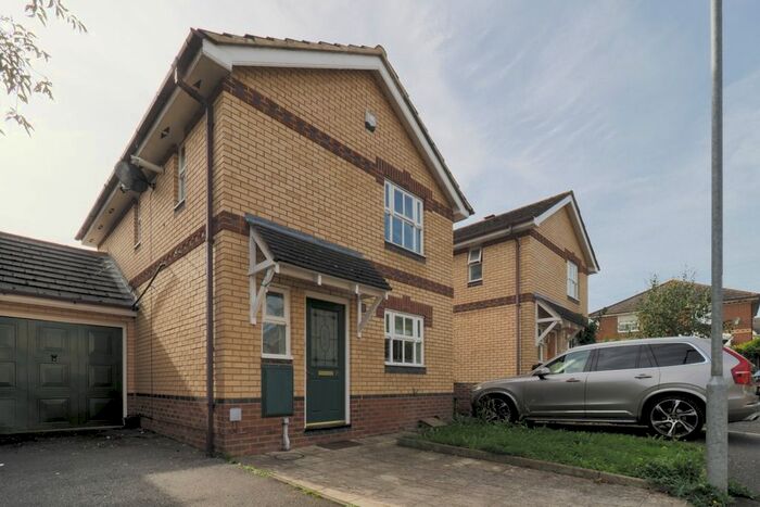 3 Bedroom Link Detached House To Rent In Cherry Hills, Watford, WD19