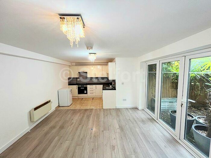 1 Bedroom Flat To Rent In Camden Road, London, N7