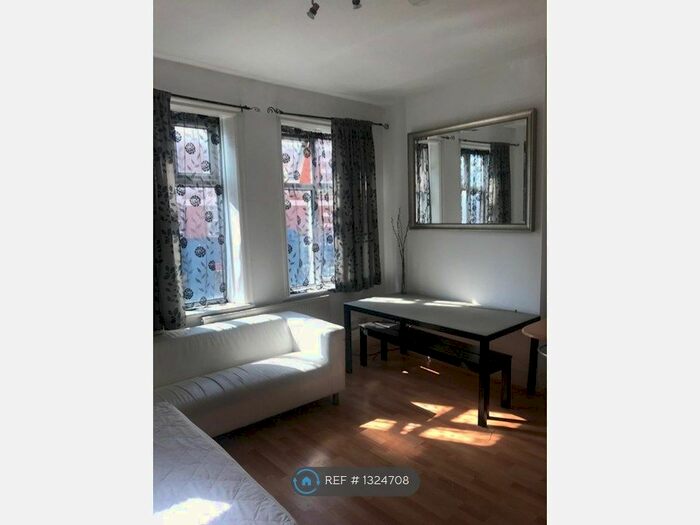 Studio To Rent In Lymington Road, London, NW6