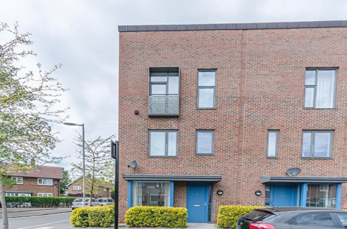 4 Bedroom House To Rent In South Molton Road, Canning Town, London, E16