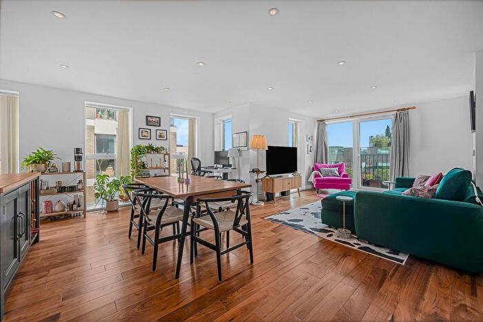 2 Bedroom Flat For Sale In Grand Canal Apartments, De Beauvoir Crescent, N1
