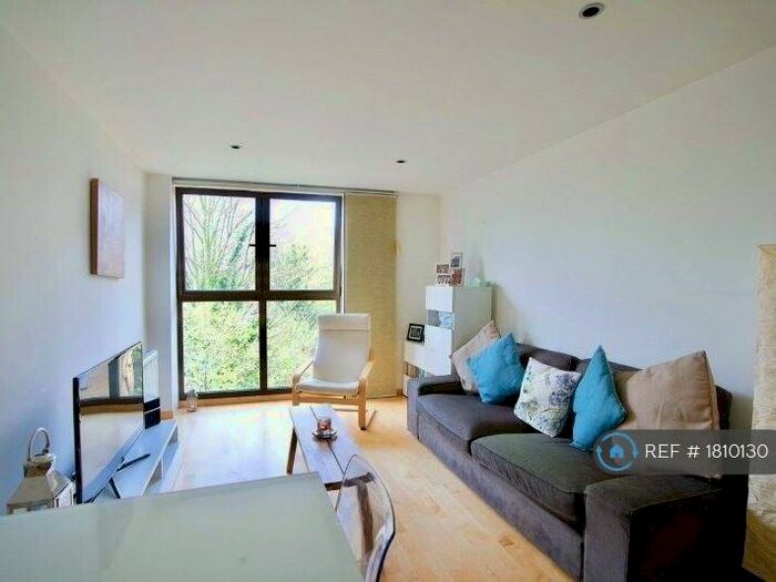 2 Bedroom Flat To Rent In Carter House, London, SW11