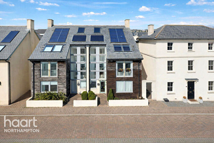 5 Bedroom Semi Detached House For Sale In Parkside, Northampton, NN5