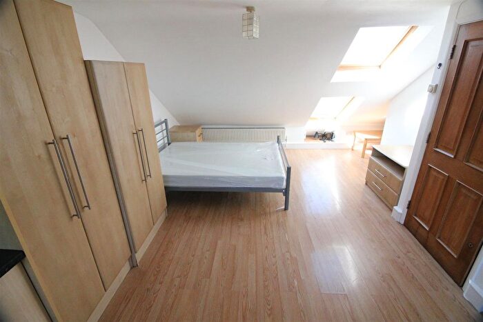 Studio To Rent In Kingsbridge Crescent, Southall, UB1