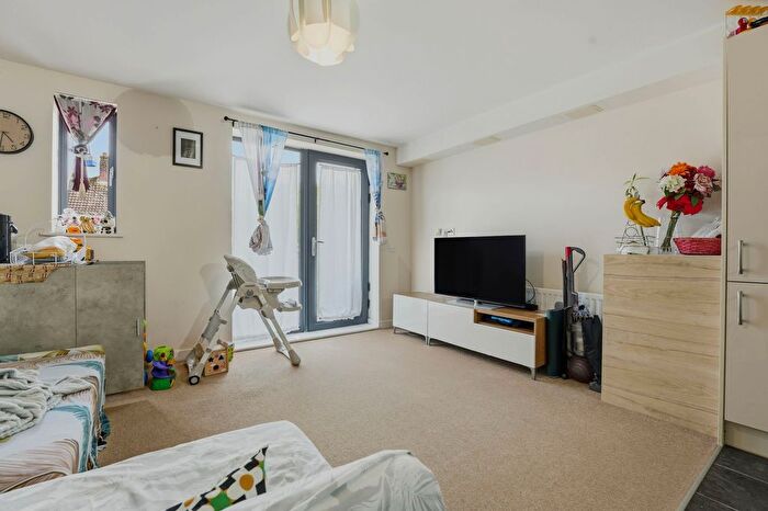 2 Bedroom Flat For Sale In Pennywell Road, Bristol, BS5