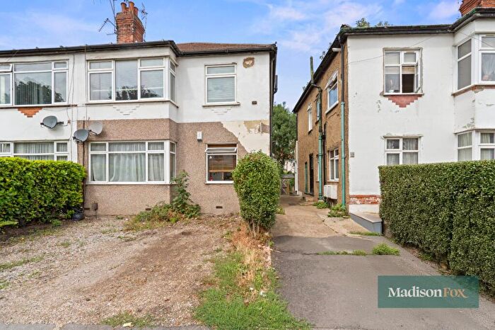 2 Bedroom Maisonette For Sale In Chalford Walk, Woodford Green, IG8