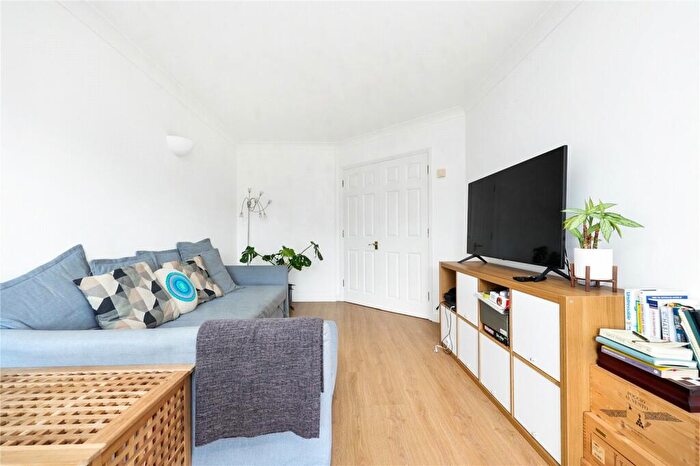 1 Bedroom Apartment For Sale In Lockview Court, E14