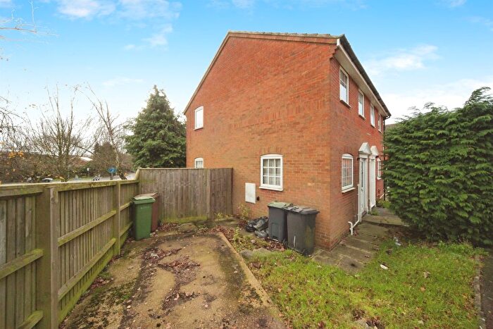 2 Bedroom Semi-Detached House For Sale In Felton Close, Luton, LU2