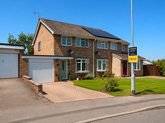 3 Bedroom Semi-Detached House For Sale In Wessex Way, Highworth, Swindon, SN6