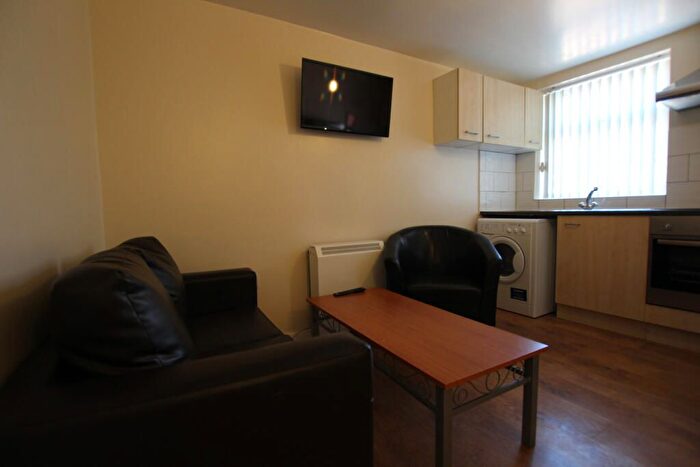 3 Bedroom Flat To Rent In Carlton Avenue, Manchester, M14