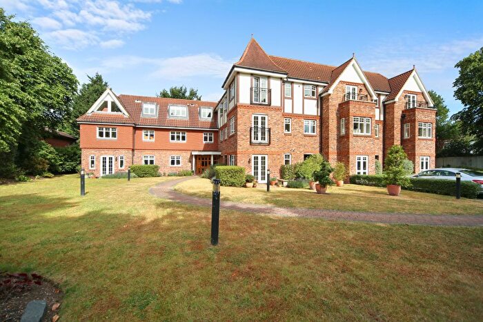 2 Bedroom Flat To Rent In Oakdene Court, Portmore Park Road, Weybridge, KT13