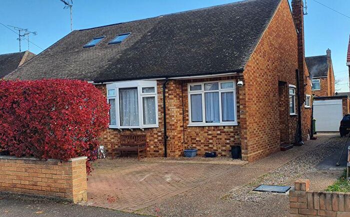 2 Bedroom Semi-Detached Bungalow To Rent In Craven Close, Rochford, SS4
