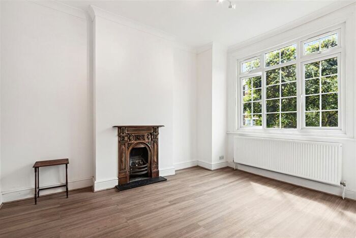 3 Bedroom Flat To Rent In Emlyn Road, London, W12