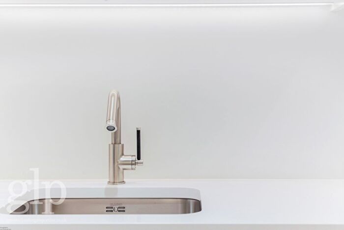 1 Bedroom Flat To Rent In Carnaby Street, London, Greater London, W1F