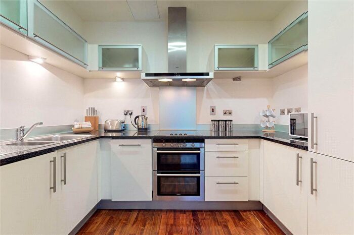 2 Bedroom Flat To Rent In Discovery Dock East Tower, South Quay Square, Canary Wharf, London, E14