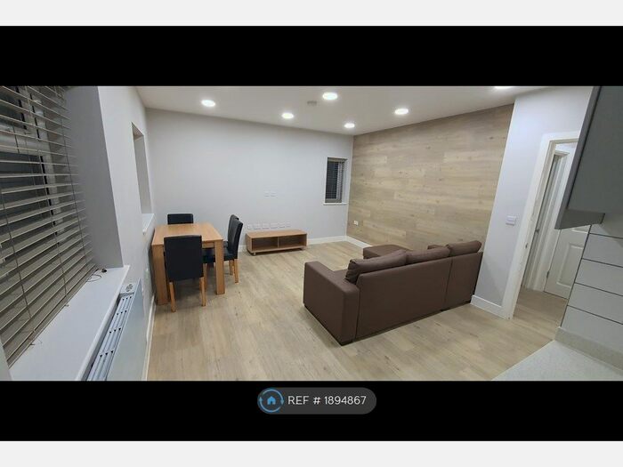 3 Bedroom Flat To Rent In Rose Kiln Lane, Reading, RG1