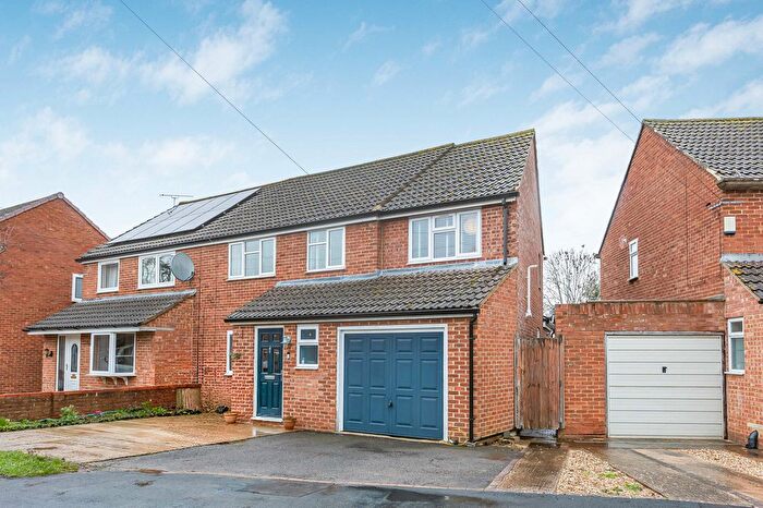 4 Bedroom Semi-Detached House For Sale In Laburnum Crescent, Kidlington, OX5