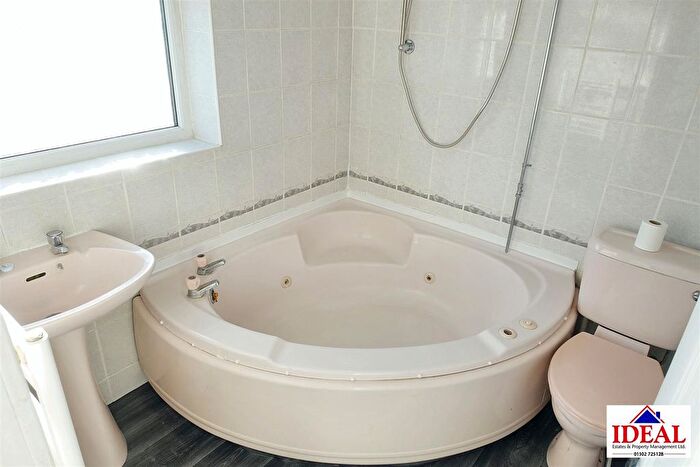 3 Bedroom Terraced House For Sale In Low Lands Walk, Askern, Doncaster, DN6
