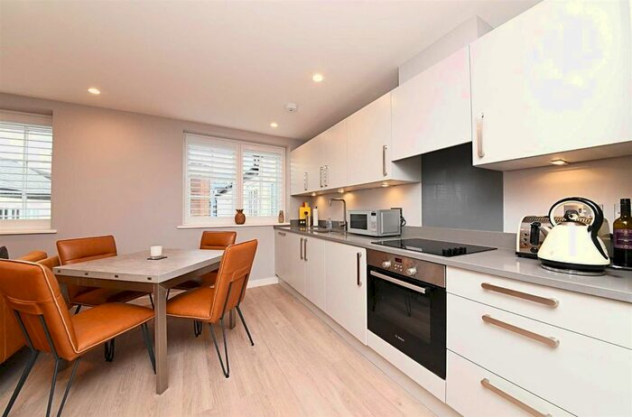 2 Bedroom Flat To Rent In Cornwall Avenue, London, N3