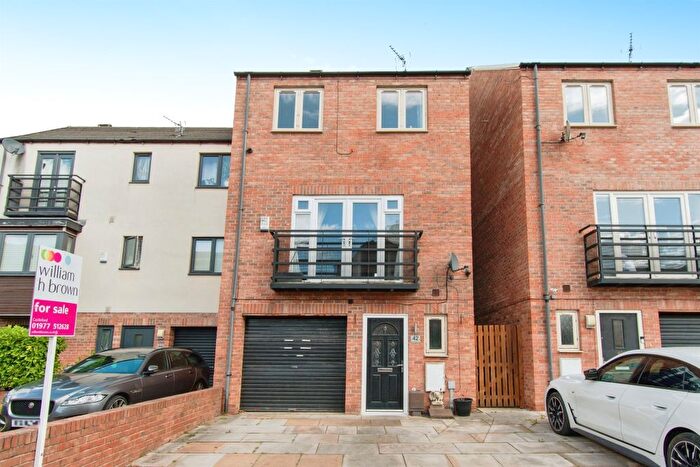 4 Bedroom Property For Sale In Warren House Road, Allerton Bywater, Castleford, WF10