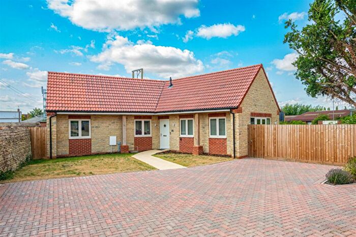 2 Bedroom Bungalow For Sale In Paradise Crescent, Chancery Lane, Thrapston, NN14