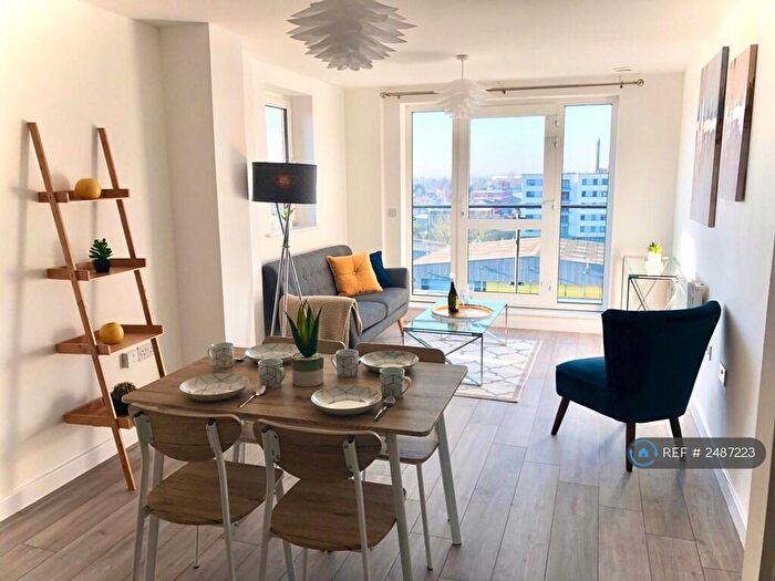 2 Bedroom Flat To Rent In The Junction, Slough, SL2