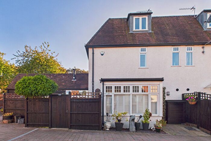 3 Bedroom Semi-Detached House For Sale In Chipperfield Road, Bovingdon, HP3