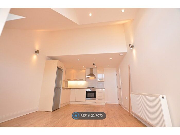 2 Bedroom Flat To Rent In High Road, London, N2