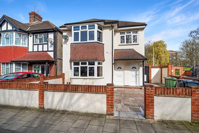 3 Bedroom Maisonette To Rent In Gracefield Gardens, Streatham, SW16