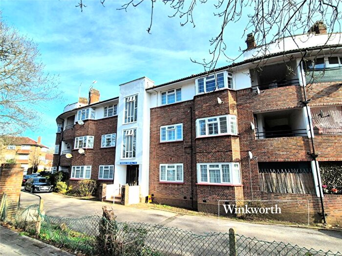 2 Bedroom Apartment For Sale In Great North Road, New Barnet, EN5