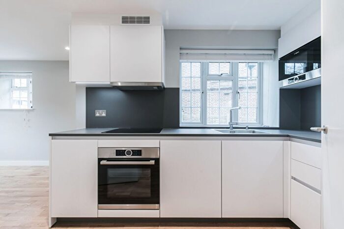 2 Bedroom Flat To Rent In Creighton Avenue, London, N2