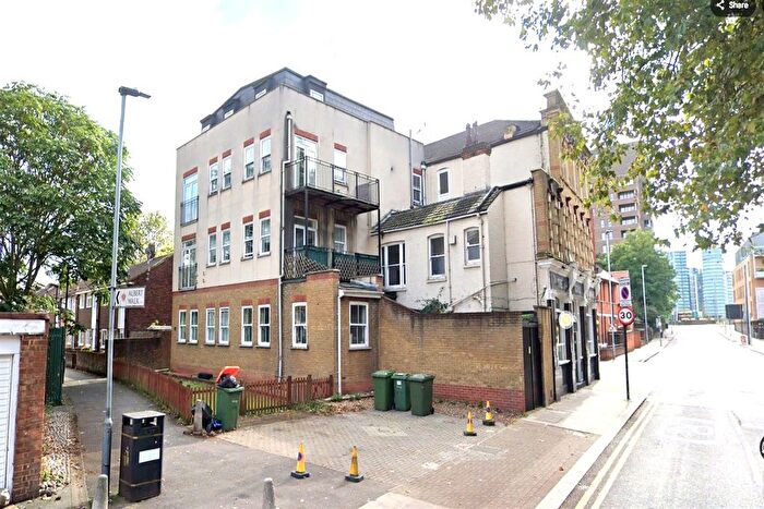 3 Bedroom Flat To Rent In Lynton House, E16