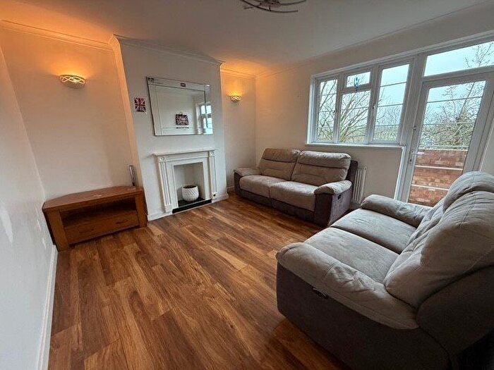 2 Bedroom Flat To Rent In Green Lanes, London, N21