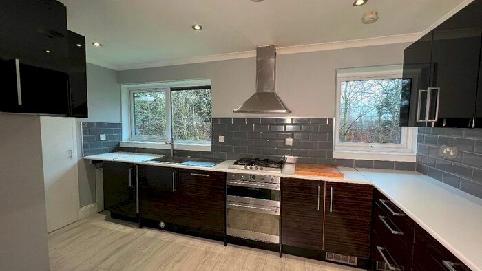 2 Bedroom Flat To Rent In Wheatley Close, London, NW4