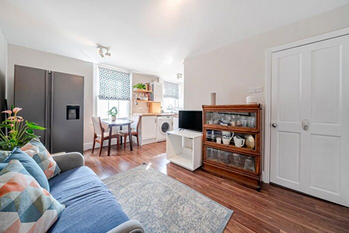 2 Bedroom Flat For Sale In Farm Avenue, Streatham, London, SW16