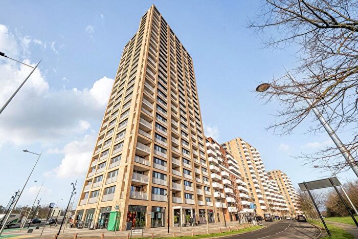 2 Bedroom Flat To Rent In Lakeside Drive, Park Royal, London, NW10
