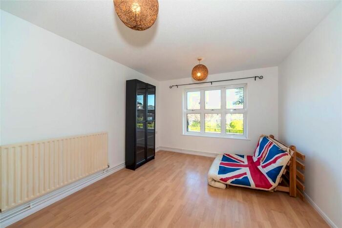 1 Bedroom Flat To Rent In Ivybridge Close, Twickenham, TW1