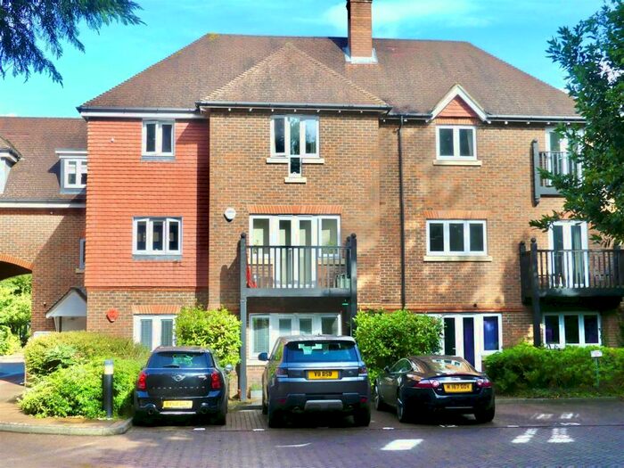 2 Bedroom Apartment For Sale In Copthorne Common Road, Copthorne, Crawley, RH10