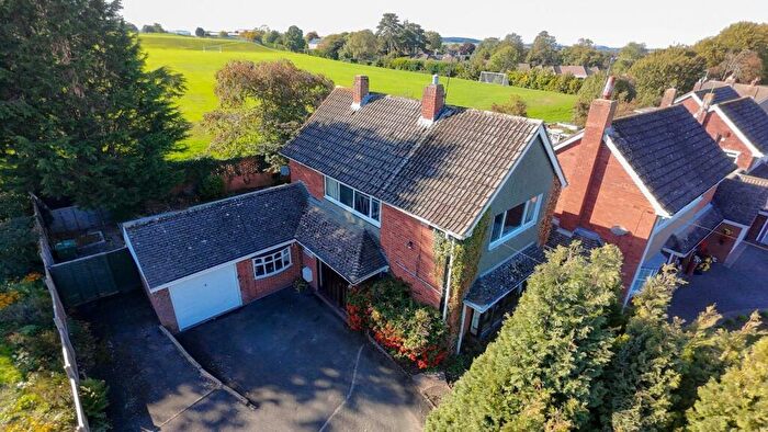 3 Bedroom Detached House For Sale In Summercourt Drive, Kingswinford, DY6