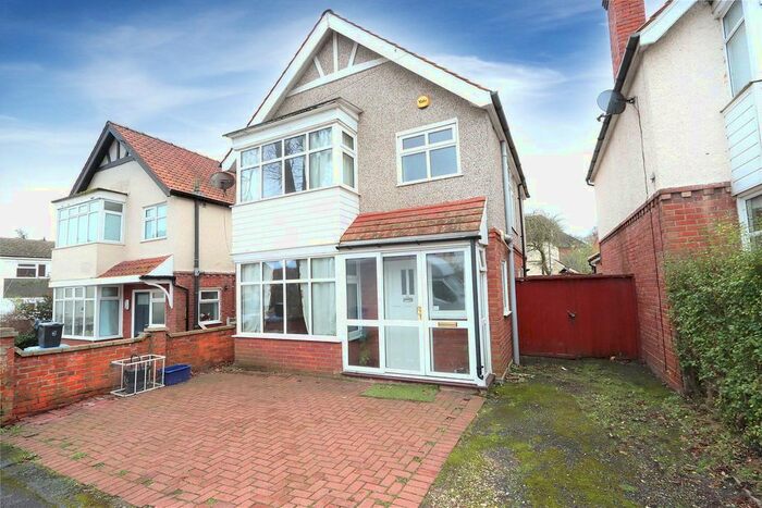 3 Bedroom Detached House To Rent In Fellows Road, Farnborough, Hampshire, GU14