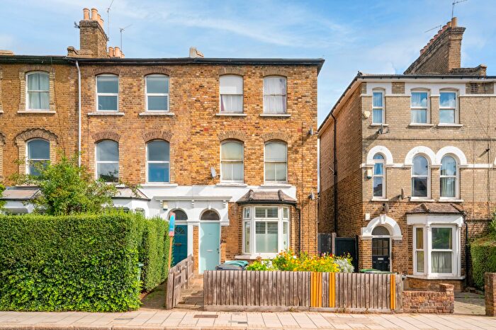 2 Bedroom Flat For Sale In Park Road, London, N8