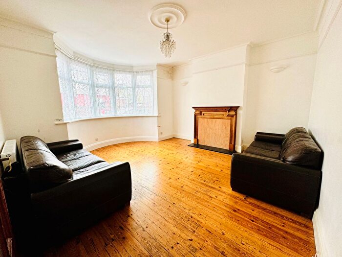 4 Bedroom Flat To Rent In St Michaels Road, Cricklewood, NW2