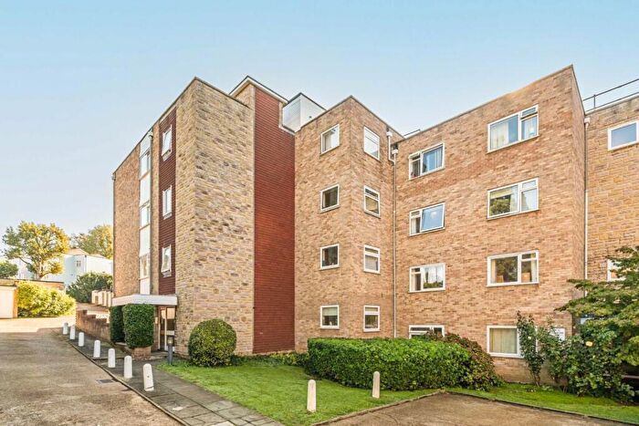 2 Bedroom Flat For Sale In Queens Road, Kingston Upon Thames, KT2