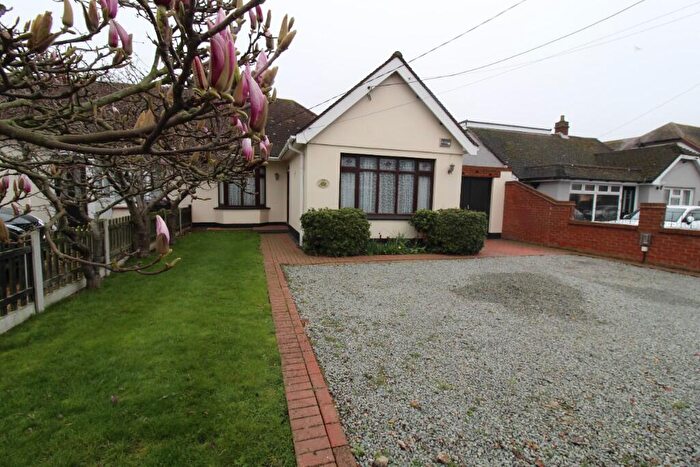 3 Bedroom Chalet For Sale In Ashingdon Road, Rochford, Essex, SS4