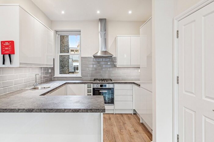 4 Bedroom Flat To Rent In Stanlake Road, Shepherd's Bush, W12