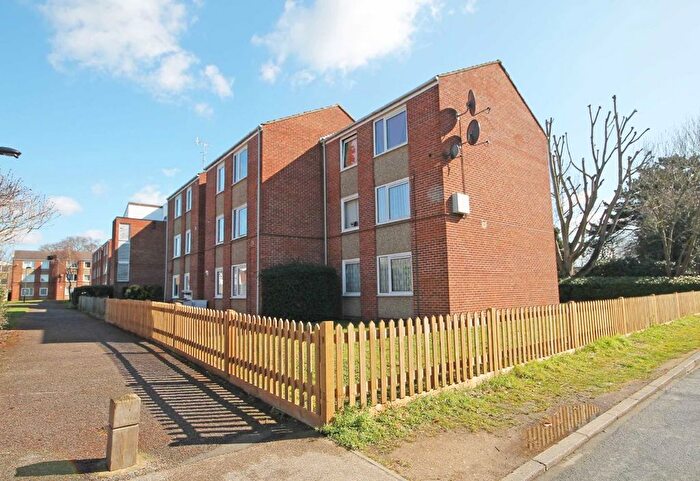 1 Bedroom Flat To Rent In Deacons Walk, Hampton, TW12