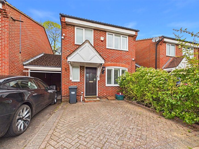 3 Bedroom Link Detached House To Rent In Bankside Close, Isleworth, TW7