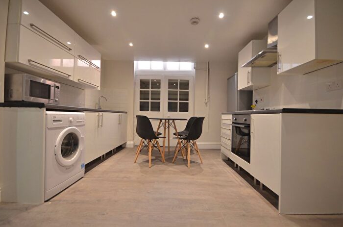 2 Bedroom Flat To Rent In Newark Street, London, E1